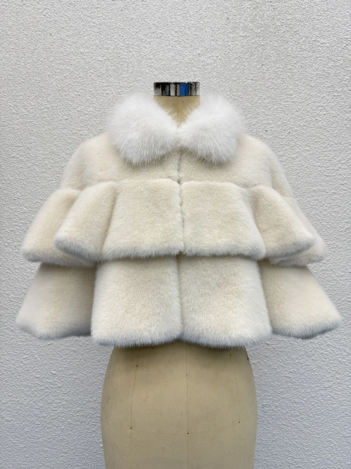 

Элегантная женская накидка-шаль из искусственного меха кролика с рюшами для свадебной вечеринки, белая, зимняя, меховая накидка-кейп