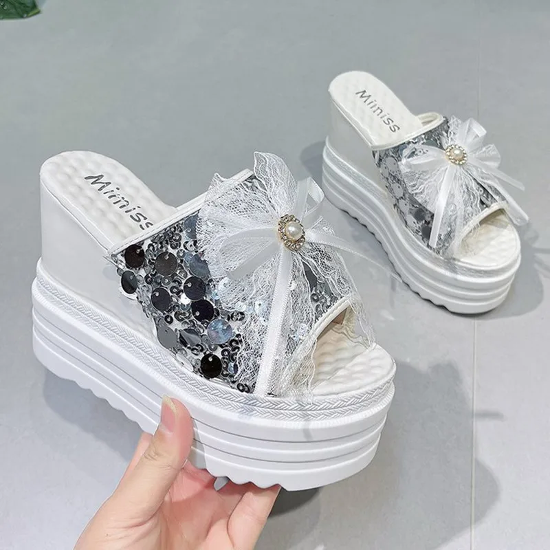 

Новые женские летние шлепанцы 2026 года, белые, универсальные, на высоком каблуке 12 см, с толстой подошвой, на платформе, на танкетке, повседневные уличные сандалии-шлепанцы