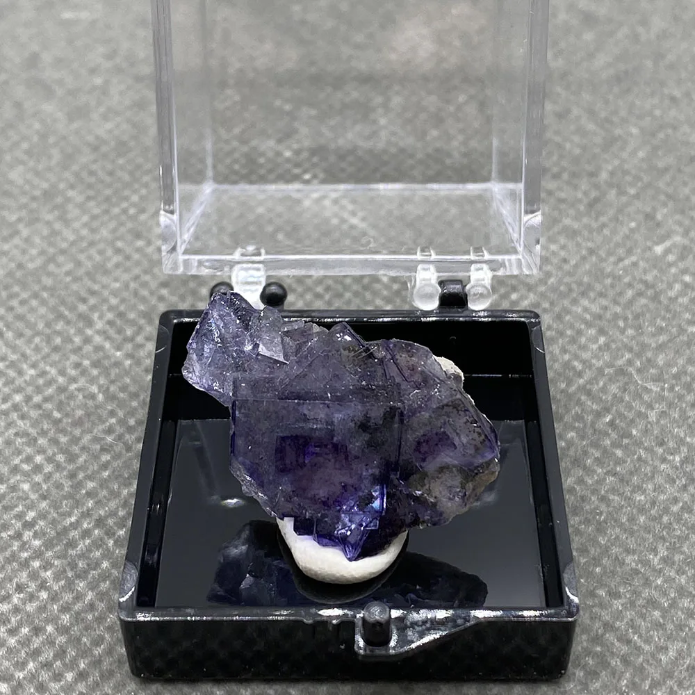 عينات معدنية من الفلوريت الطبيعي 100% أصلت في مجموعة أحجار Xigangxian الصينية + حجم الصندوق: 35*35*35 مللي متر