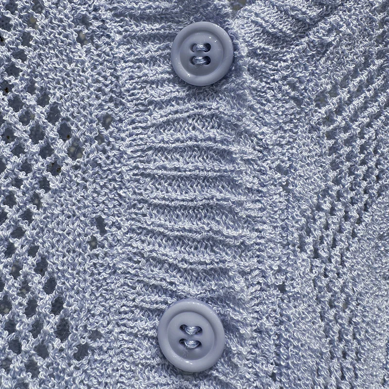 معطف كارديجان أزرق للنساء ذو حجم صغير، شال محبوك رفيع، مقترن مع تنورة علوية بحمالات، ملمس راقي