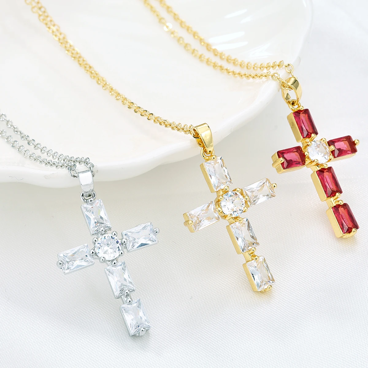 

Europe and the United States Gorgeous Shiny Zircon Cross Necklace for Women Classic High-grade Delicate Collarbone Chain