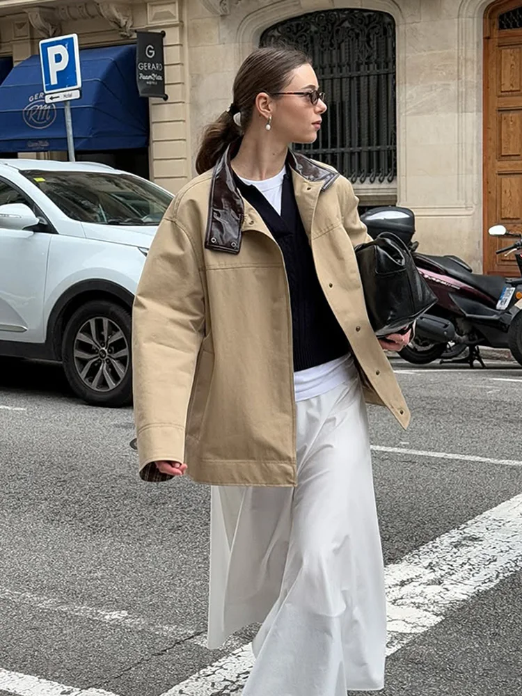 سترة نسائية ذات ياقة جلدية كلاسيكية من البولي يوريثان فضفاضة غير رسمية كاكي مرقع بياقة واقفة وزر سترات خندق أنيقة ومتعددة الاستخدامات ملابس الشارع