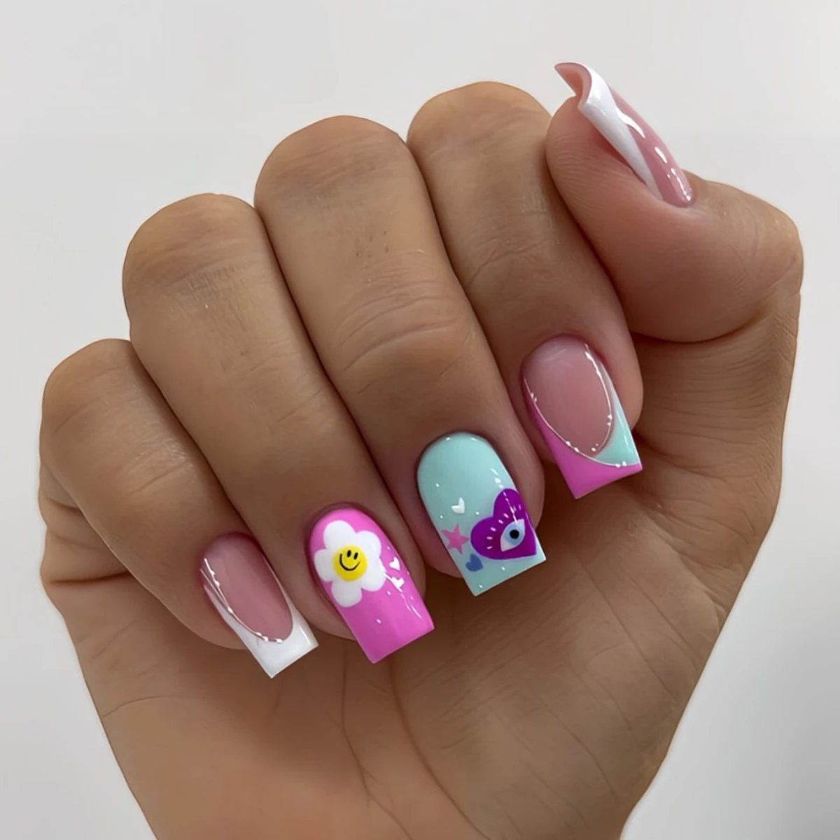 مجموعة كاملة مكونة من 24 قطعة من الأظافر المزيفة المربعة القصيرة، مصنوعة من تصميم فرنسي محظور بالألوان مع وجوه مبتسمة ملونة ونمط أوروبي وأمريكي، بما في ذلك غراء جيلي واحد، مثالية للحفلات والرقصات والارتداء اليومي، قابلة للإزالة وقابلة لإعادة الاستخدام.