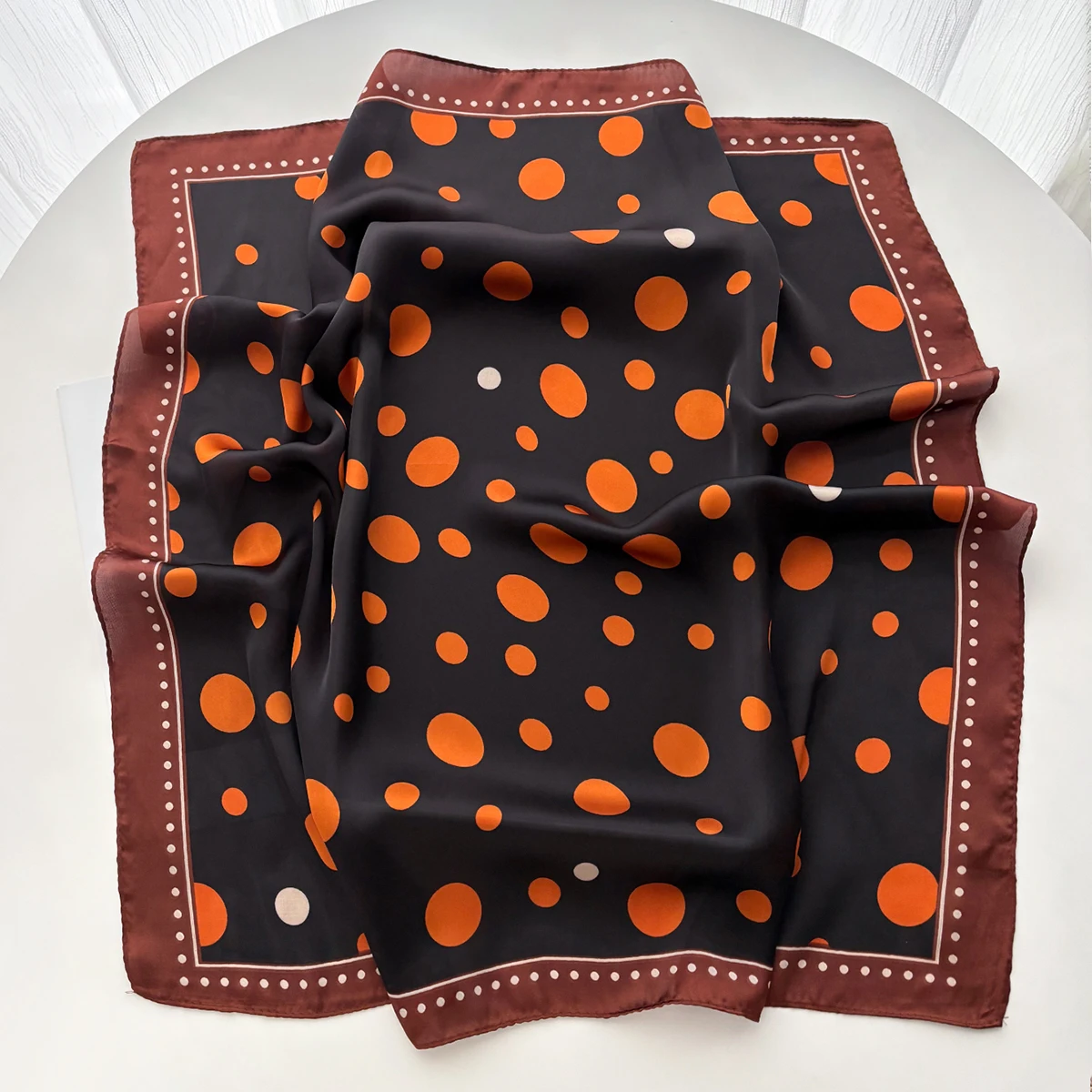 Luxuriöser quadratischer Schal mit Polka Dots für Damen, weicher Satin, Seidenimitat, Schals, Bandanas, Hijab, Halstuch, eleganter Schal – Detail 3