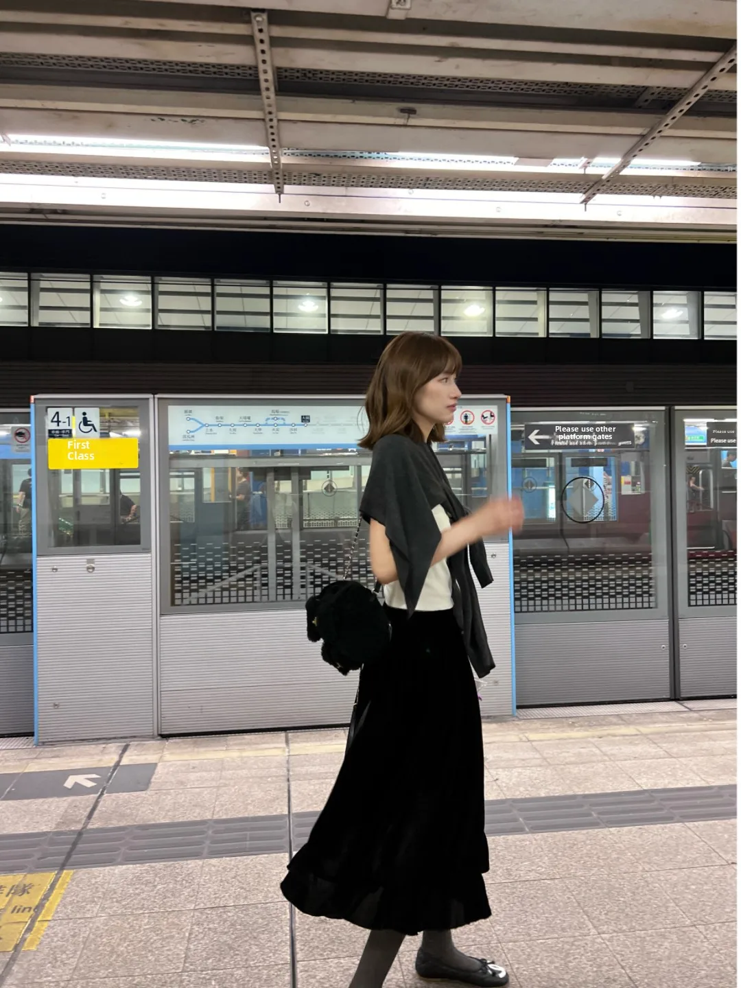 

Autumn Winter Velvet Half Skirt Women's Mid-Length A-Line Skirt Black Floral Lace Trim High Waist Elastic Waist Casual Style