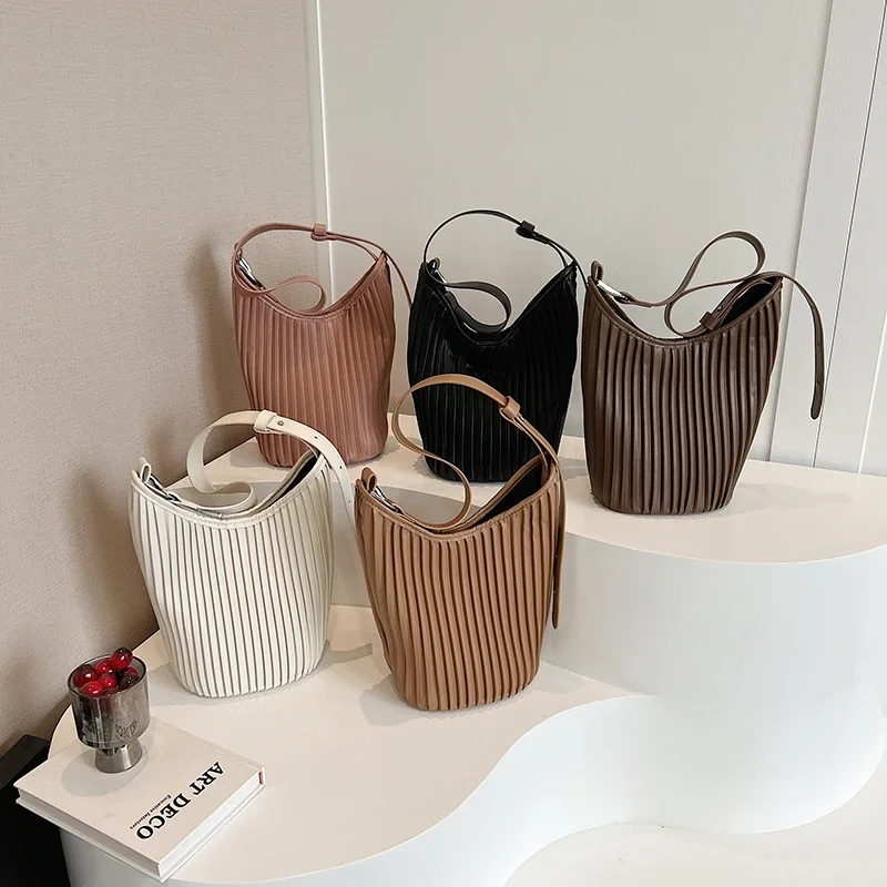 Sac fourre-tout à loquet en PU pour femme, sac à bandoulière décontracté, plis solides, initié, grande capacité, haute qualité, en vente, 2023