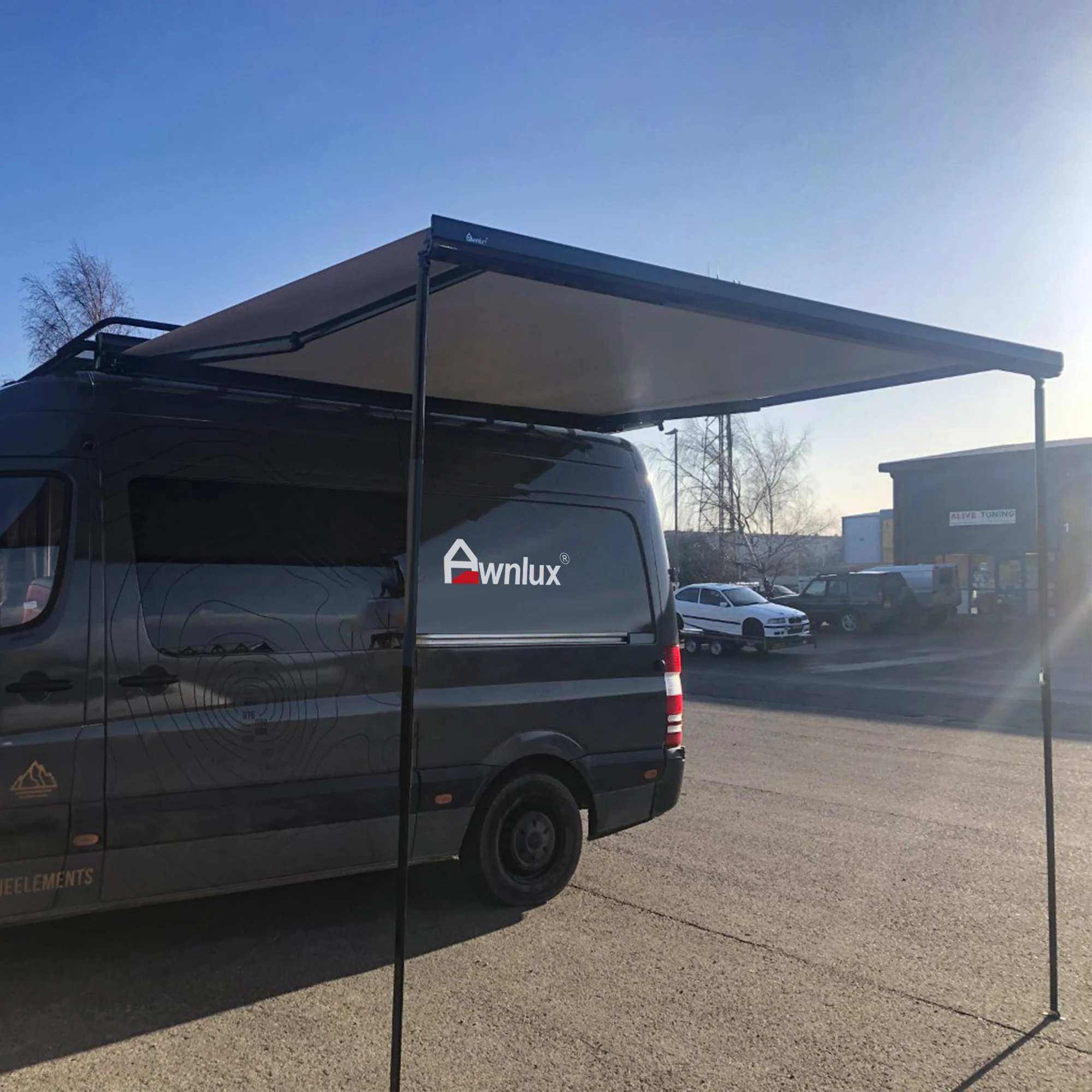 

Электрический выдвижной маркиз-навес Awnlux W5500 для автодомов, караванов и кемперов, для использования на открытом воздухе, для установки на транспортные средства.