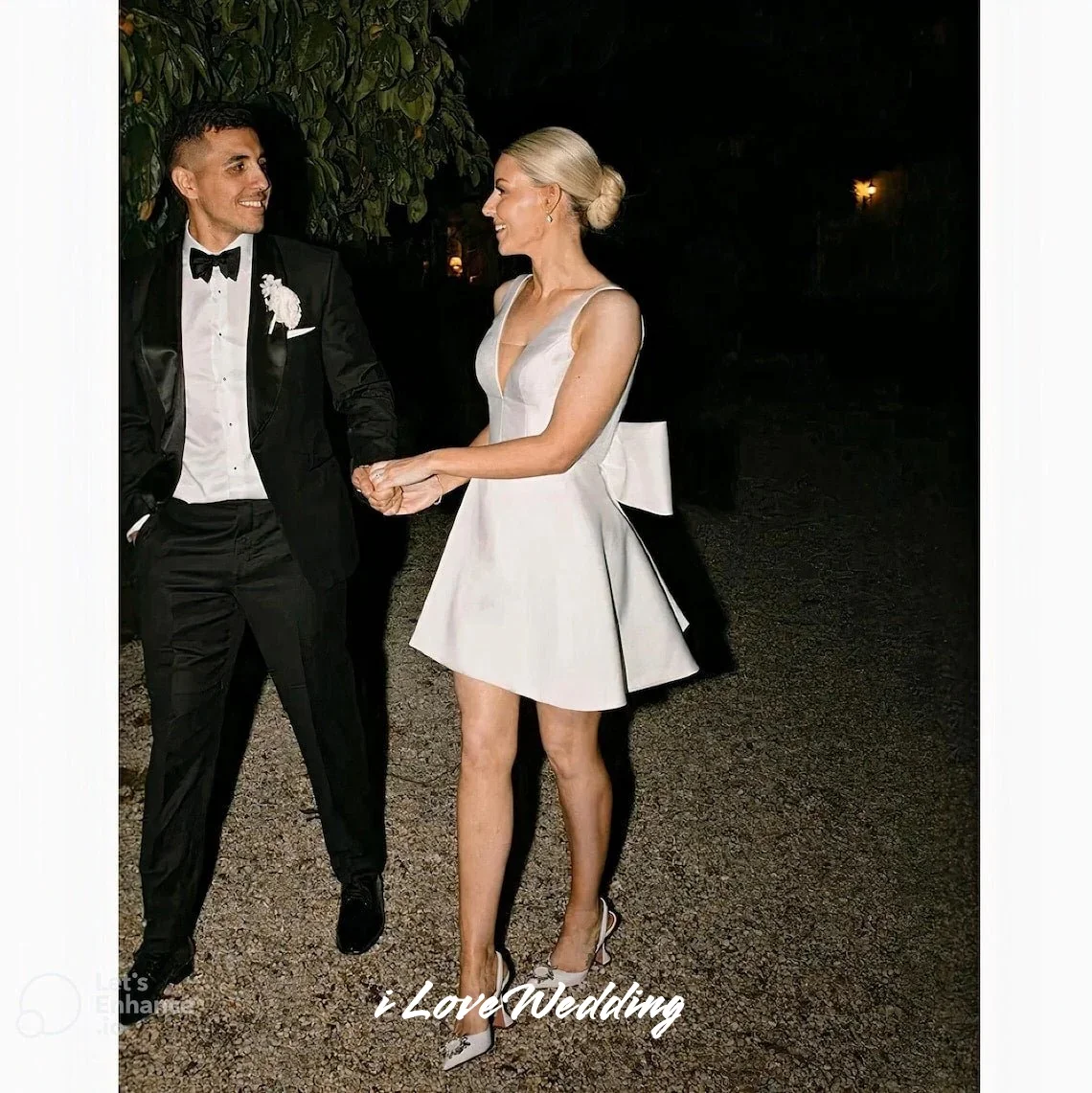 ชุดแต่งงานคอวีสีขาว 2025 ผ้าซาตินแขนกุดเอ-ไลน์กระโปรงมินิชุดราตรีชุดราตรีชุดแต่งงานจีบชุดแต่งงานที่กำหนดเอง