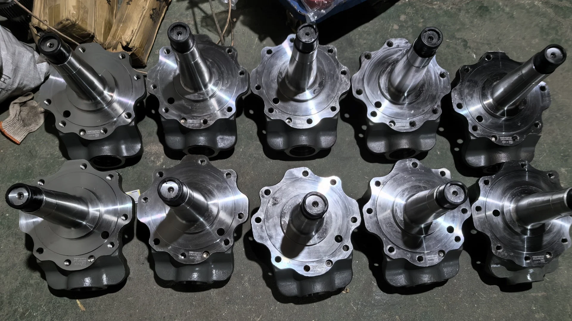 Picture 6: Heavy Trailer Truck Front Steering Knuckle Parts Steering Knuckle Left AZ4095410003 Right AZ4095410004