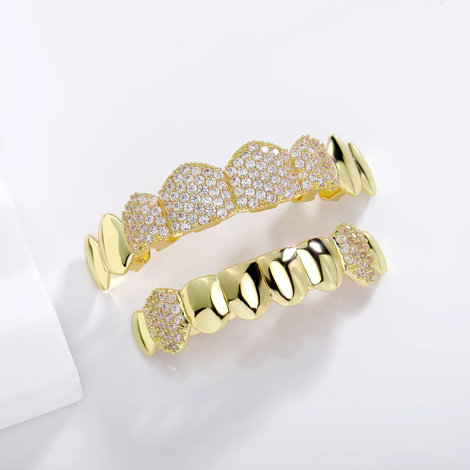 YOUNGX 8/8 أعلى أسفل تشيكوسلوفاكيا حجر الأسنان Grillz الهيب هوب لامعة لامعة الزركون الأسنان قبعات للنساء الرجال المجوهرات هالوين هدية