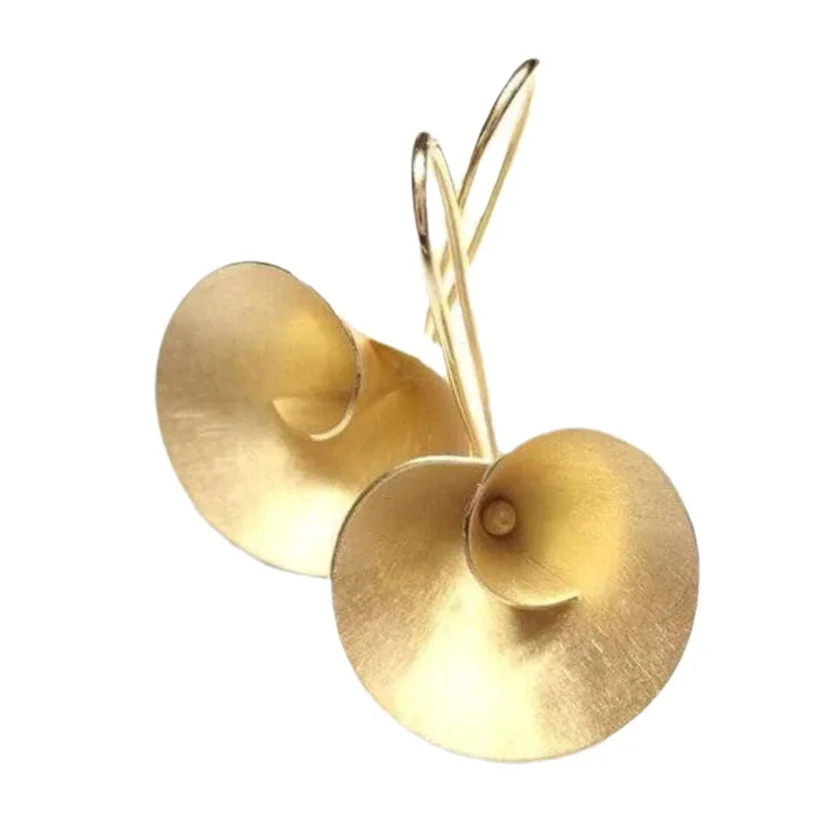 Hot sale, twisted round beating pattern earrings, beating small disc personalized trend earrings