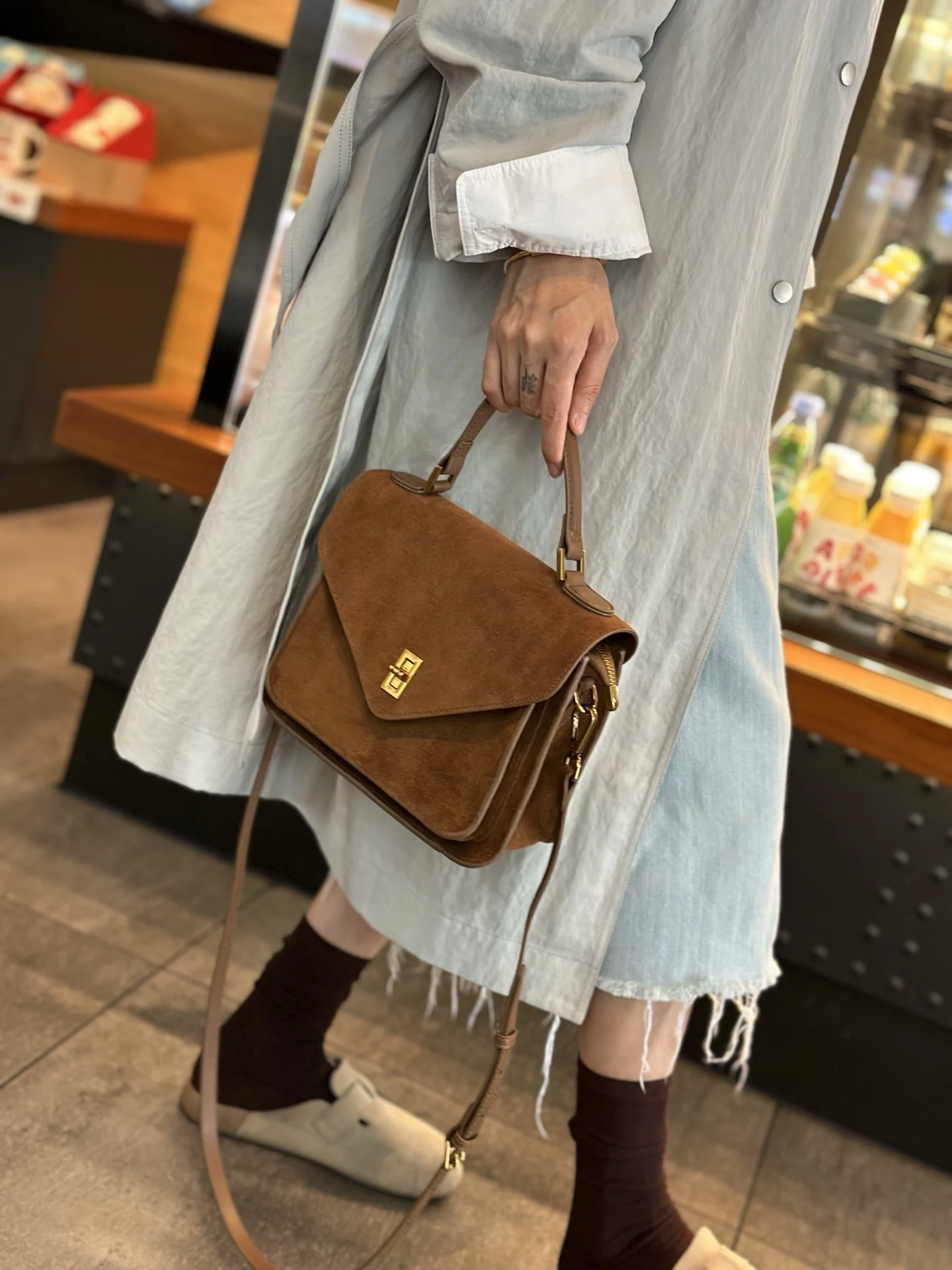 

Матовая кожаная женская сумка через плечо, большая вместительная сумка на плечо, модная городская сумка, мягкая квадратная сумка из цинкового сплава, с металлическими элементами.