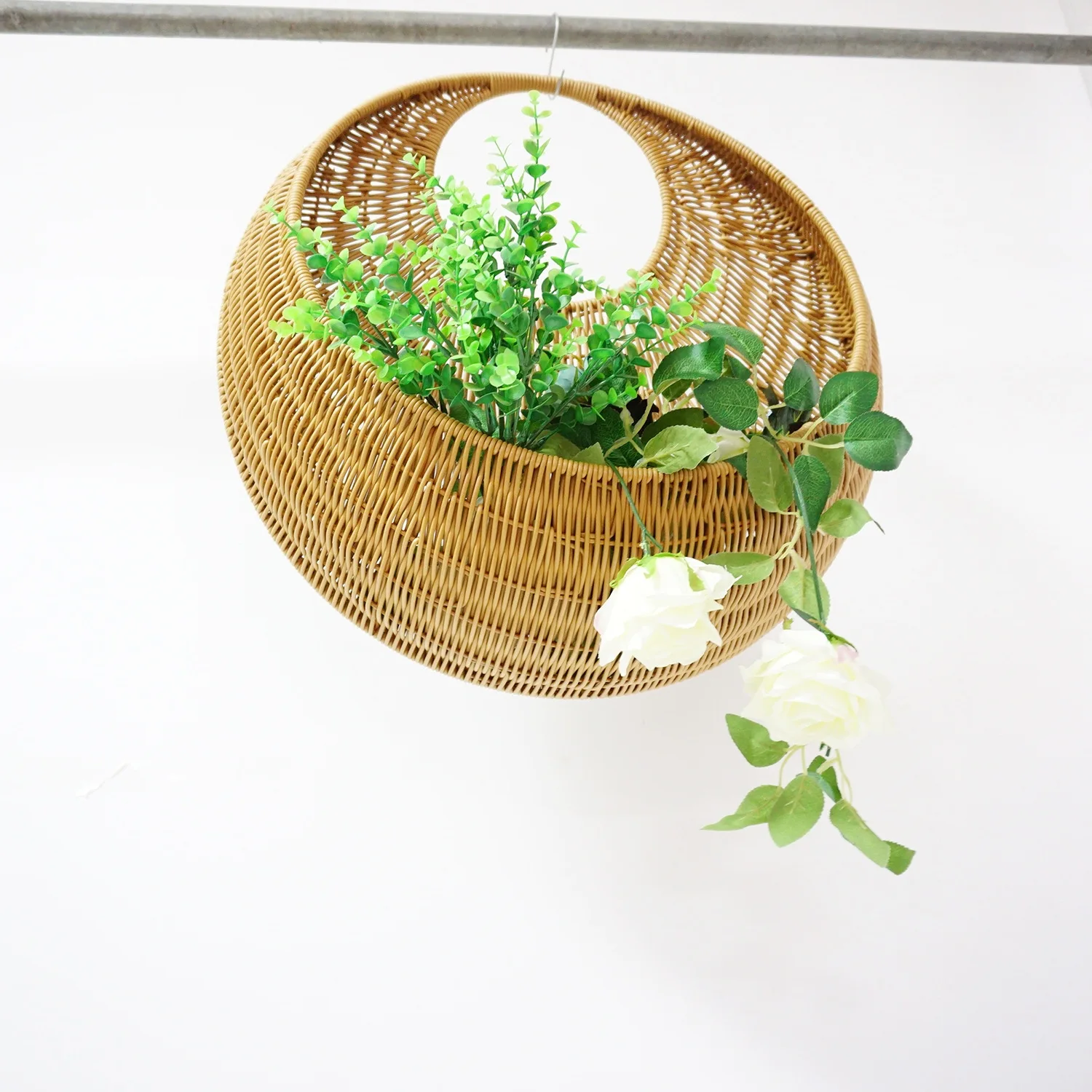 Manufacturer's spot sales of plastic PP imitation rattan woven hanging baskets, wall hanging flower baskets, decorative baskets