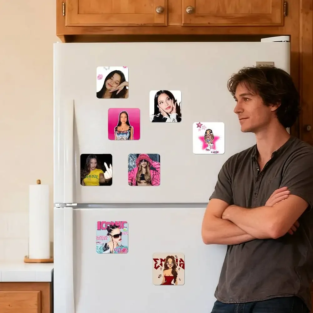 ملصقات مربعة مغناطيسية للثلاجة من Singer E-Emilia-Mernes - يمكن استخدامها لتزيين المنزل وهي تذكارات مثالية أو هدايا. #1