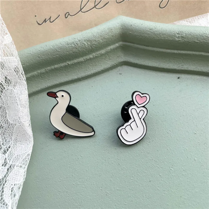 Cute Seagull Than The Heart Gesture Enamel Brooch Cartoon Seabird Peace Animal Badge Collar Pins Bag Friends Gift Jewelry