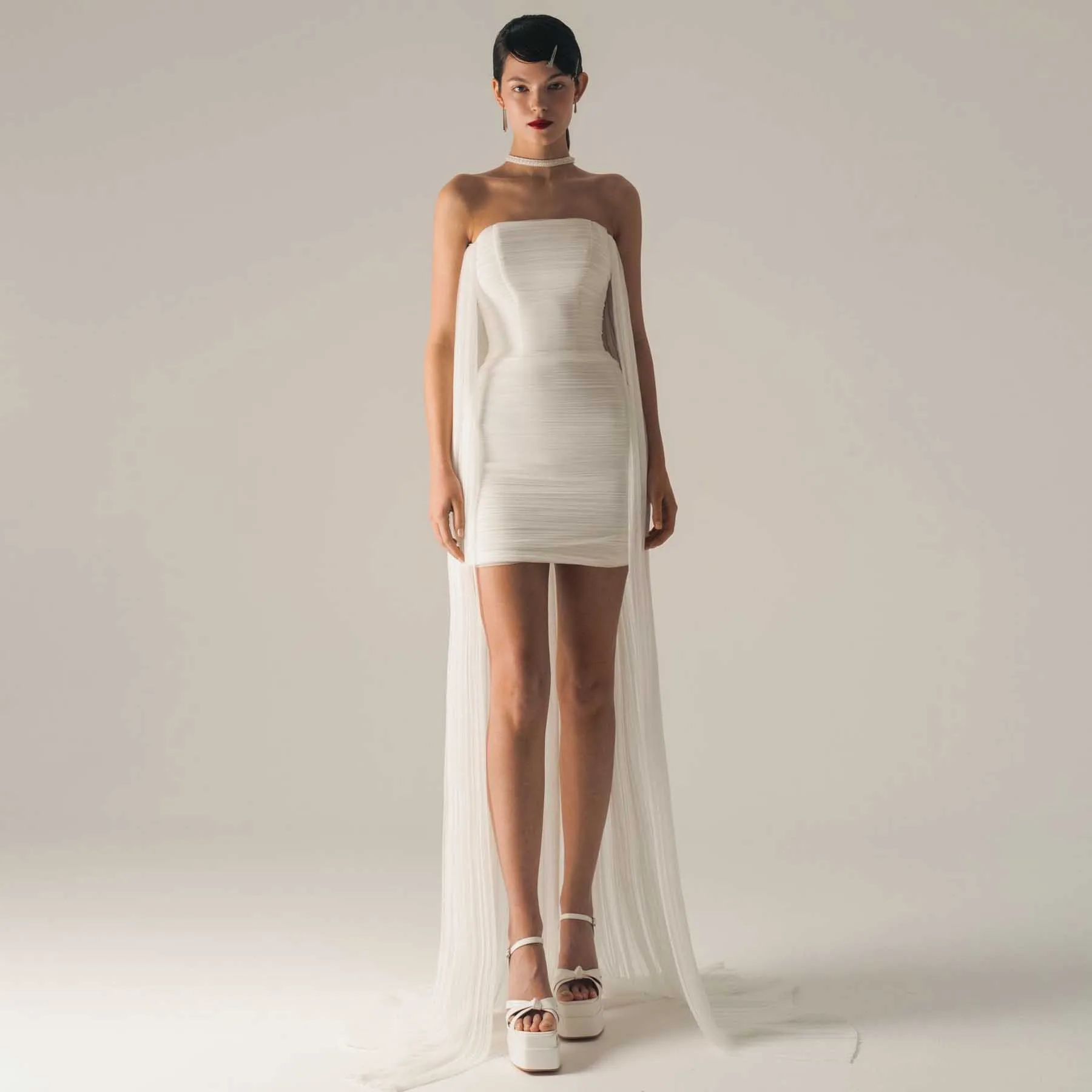 

Flossy White Mini Dress Cape Train Pleated Silk Short Bridal Dress Strapless Backless Wedding Party Dresses Unique Prom Gowns
