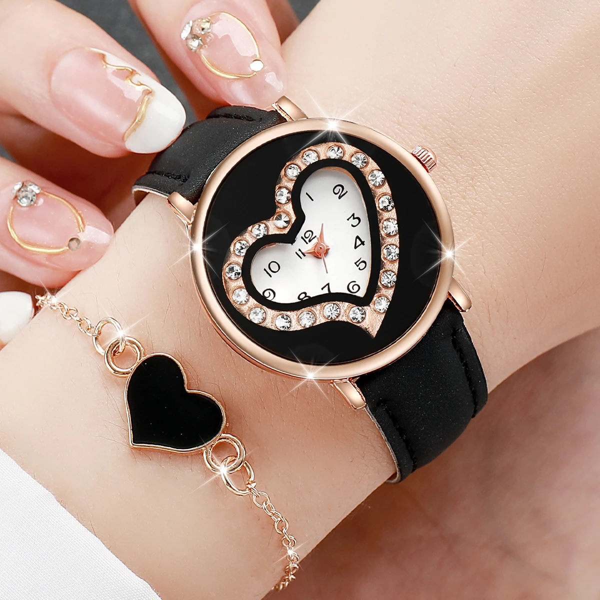 4PCS/Set Women's Fashion Watch Classic Love Dial Unisex PU Leather Quartz Watch Set with Heart Bracelet Set