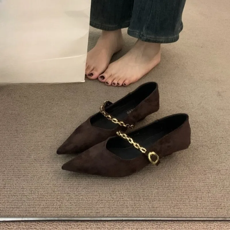 الربيع والخريف سلسلة معدنية خنجر أحذية واحدة أزياء أشار تو الفم الضحلة الجلد المدبوغ أحذية منخفضة أعلى