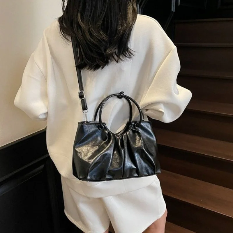 Bolso de mano premium para mujer elaborado en cuero estampado de Brook con un aspecto diario, ligero y limpio, famoso y moderno ​