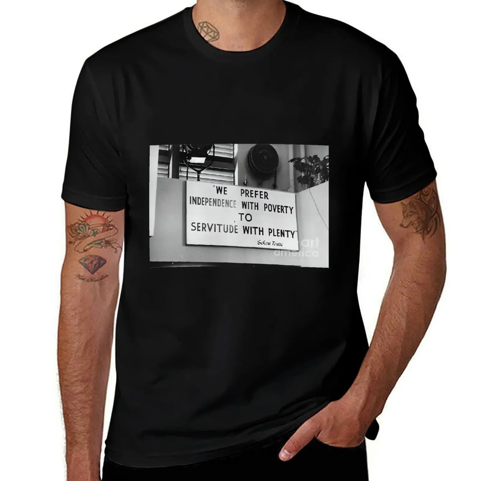 Фото Футболка из коллекции Toure Phillip Sekou Quote The Collection Harrington от Ahmed, базовая футболка с коротким рукавом из смесового хлопка.