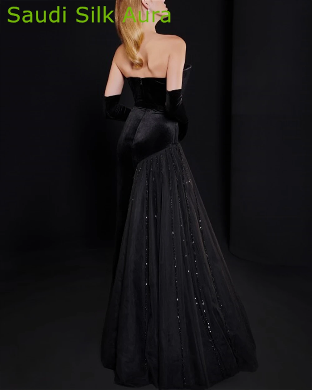 Passen Sie das elegante Abendkleid aus schwarzem Tüll mit trägerlosen Flügelärmeln an