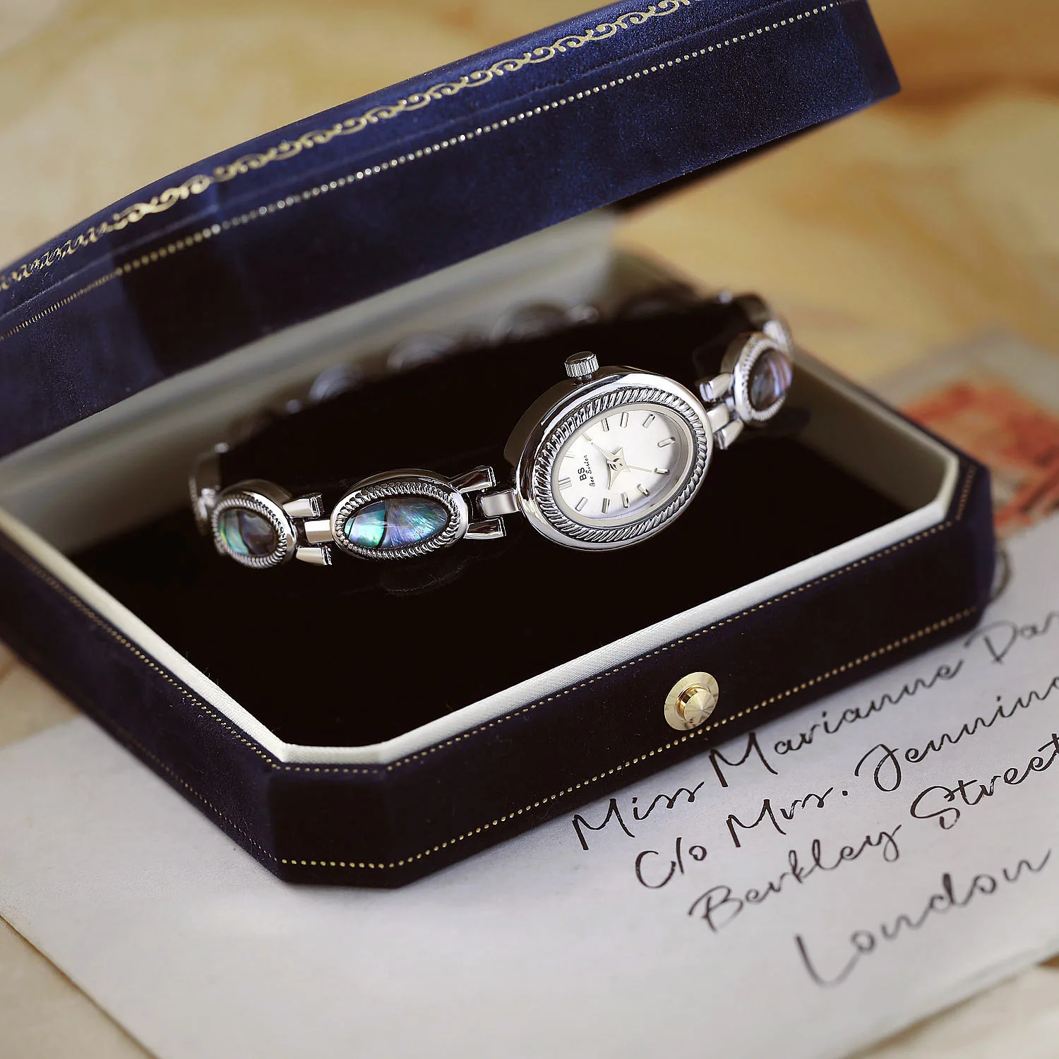 امرأة جديدة ووتش الفاخرة العلامة التجارية الملونة قذيفة خمر ساعة اليد سوار ذهب الطلب الصغير التناظرية كوارتز ساعة السيدات الفتيات الهدايا