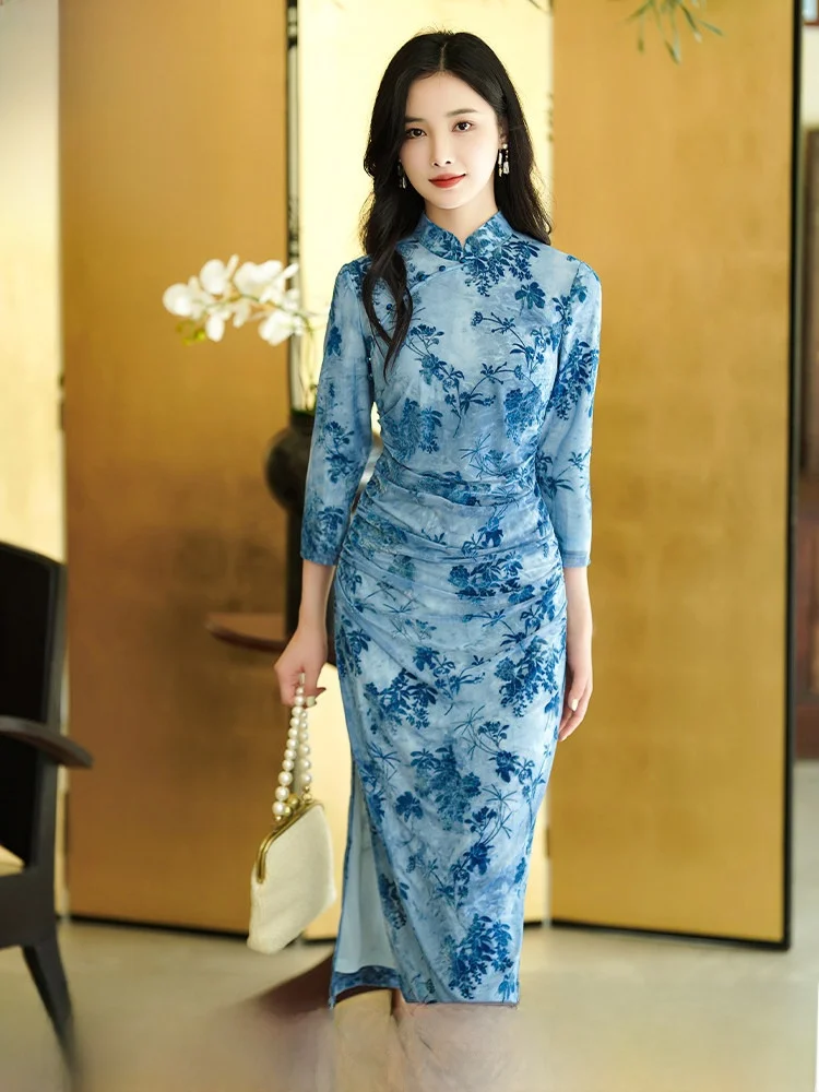 

Новинка осенней коллекции Shanghai Hongyan Qingyu: Женское бархатное платье-ципао для повседневной носки, модное и элегантное, короткое.