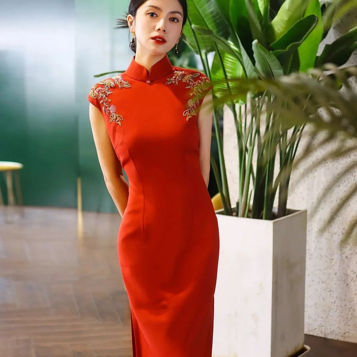 

Новое китайское весеннее платье-ципао без рукавов, винно-красное, 2026, для банкетов и торжественных мероприятий