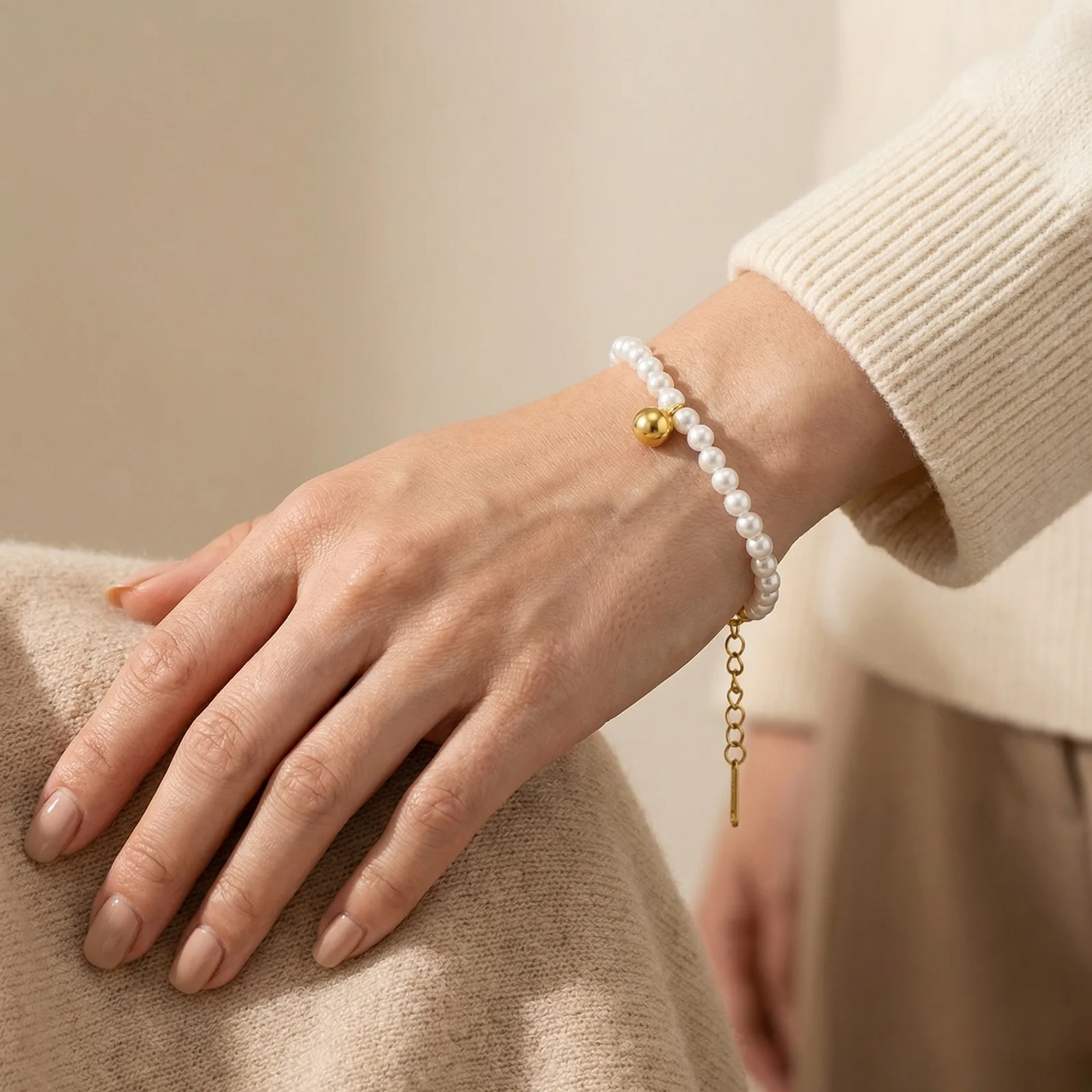 

Fashion Round Ball Charm Bracelets for Women Girls 18K Gold Plated Stainless Steel White Pearl Link Chain Jewelry