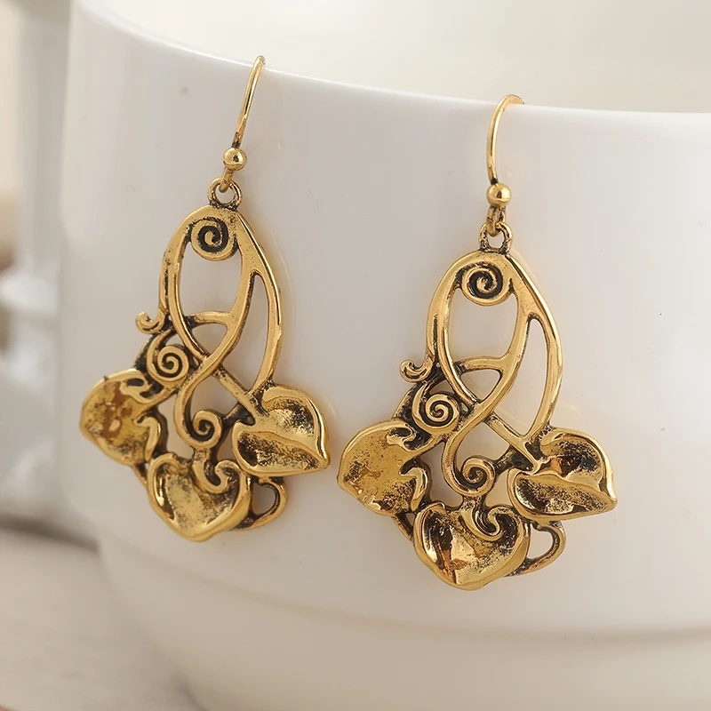 Vintage Unique Hand Carved Leaf Shape Golden Pendant Earrings for Women Fashion Temperament Banquet Festival Jewelry Accessories