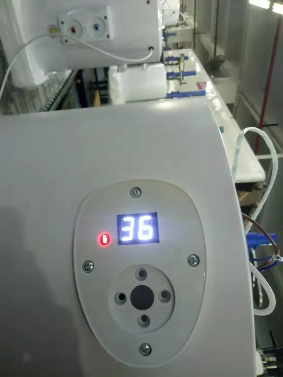 中国OEM工場製 家庭用100L DCソーラーPV給湯器 エナメルコーティングタンク付き