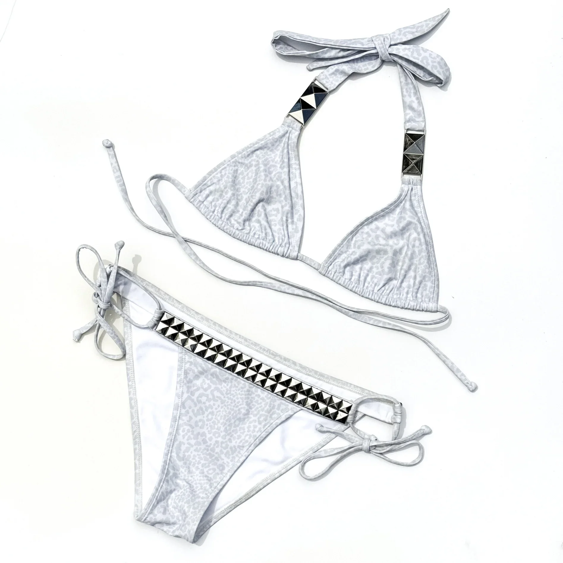 مثير في الهواء الطلق مثلث بيكيني Y2k الصيف المرأة مجموعة ملابس السباحة الشاطئ الزخرفية المعدنية البيضاء #2