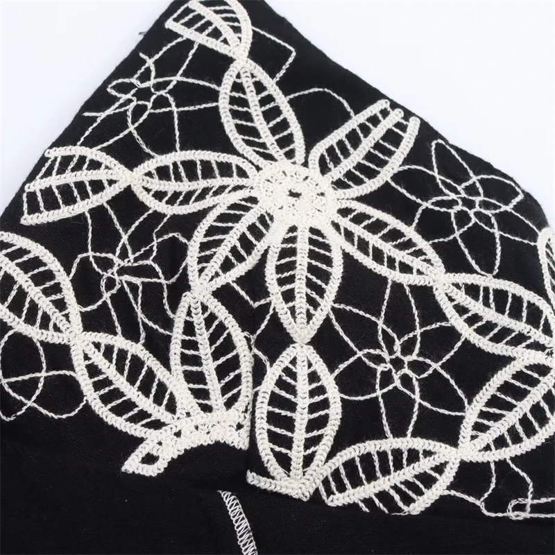 KEYANKETIAN 2025 Estate delle nuove donne Fiore ricamato Halter Dress Stile francese Cucitura Dettaglio Profondo scollo a V Abiti MIDI sottili