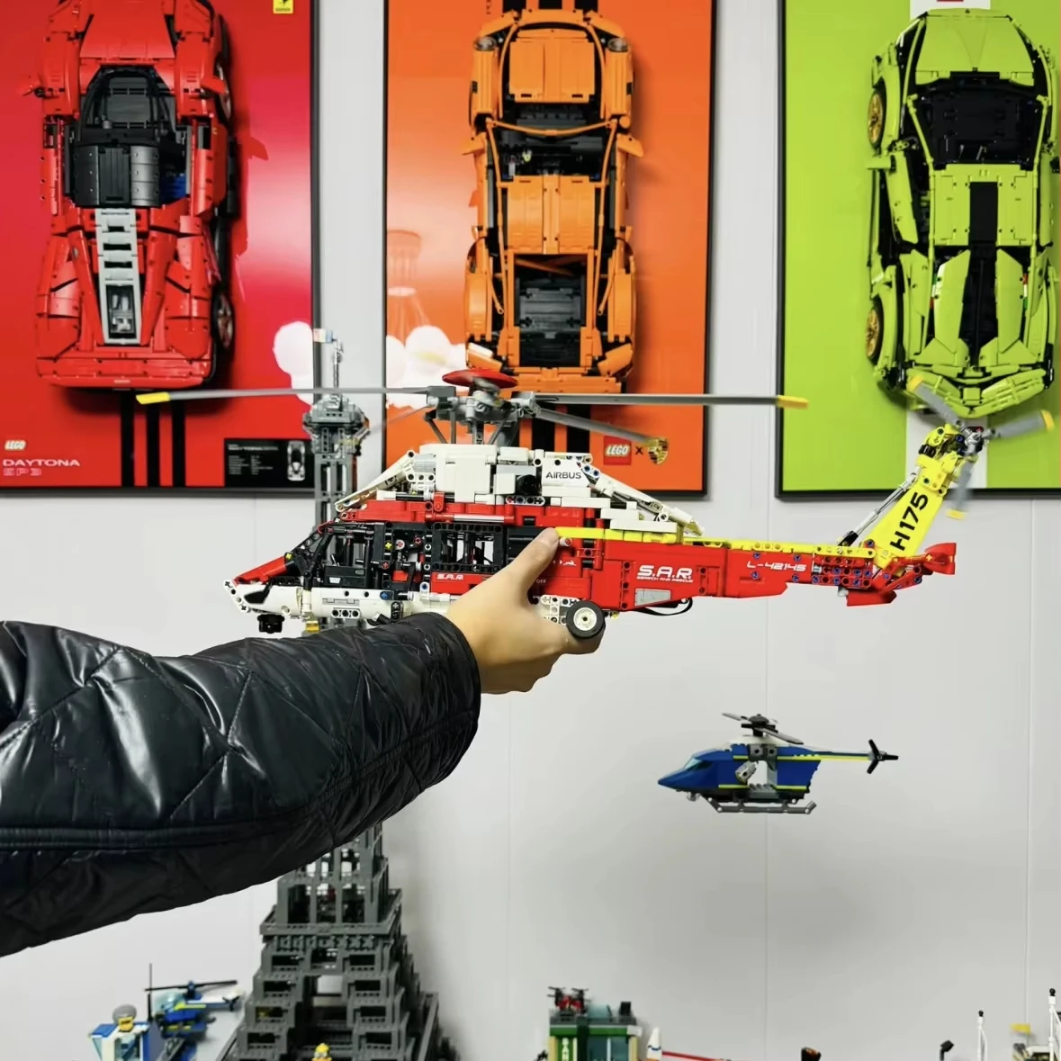 

2001PCS technology Airbus H175 motor Assembly Brick Rescue Helicopter Building Block toy Children's New Year Gift