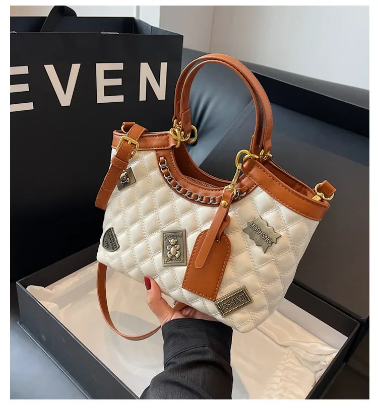 

2025 New Women's Fashion Contrasting Bag - Retro Badge, Commuter Texture, Shoulder/Messenger