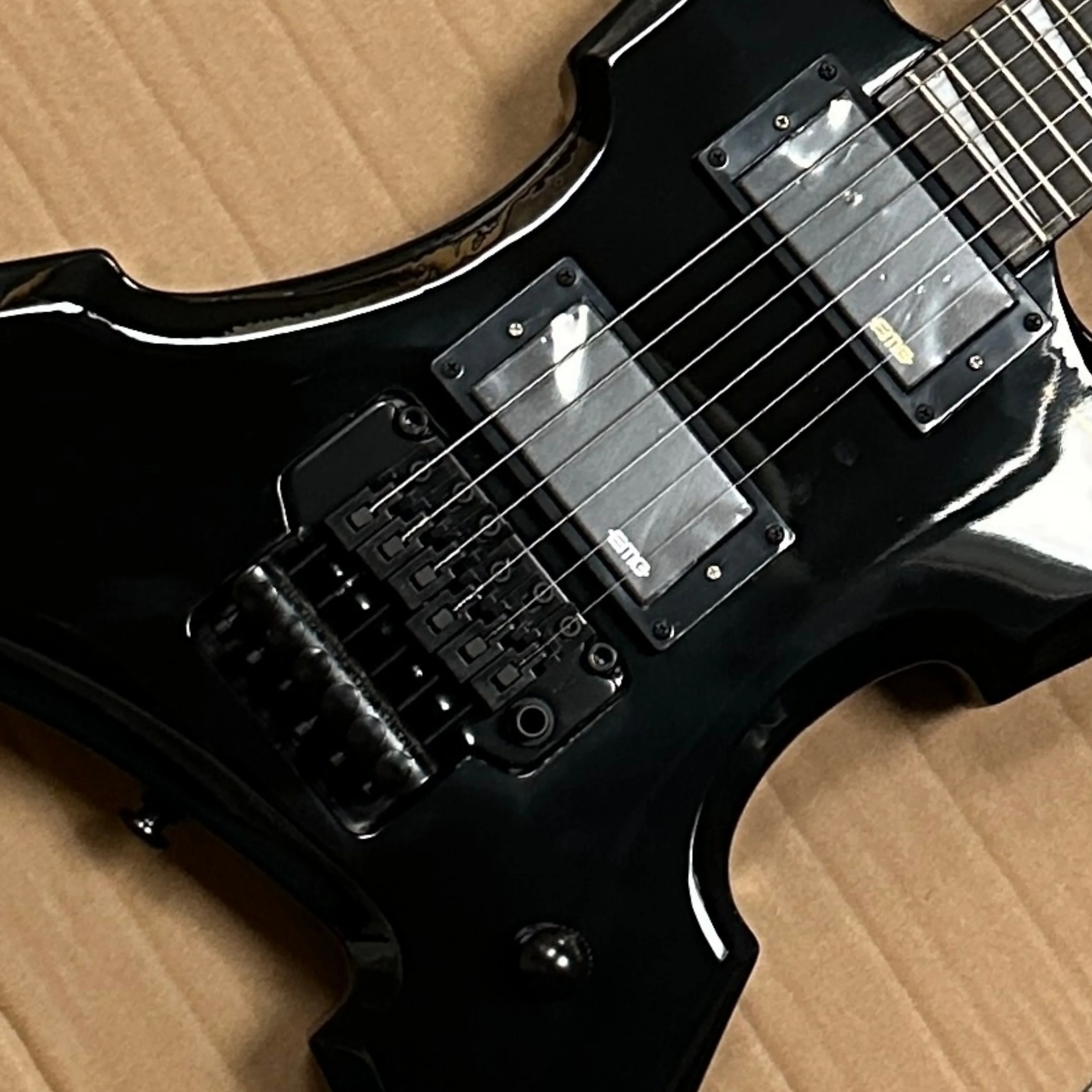 New 6-string black electric guitar with tremolo system and single-knob volume control guitars, a distinctive electric guitarra