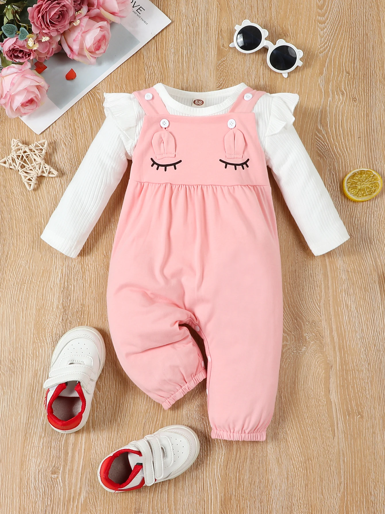Weißer Langarm-Strampler für Herbst und Winter mit niedlichen 3D-Ohren und Hosenträgern, Baby-Mädchen-Outfit – Detail 2