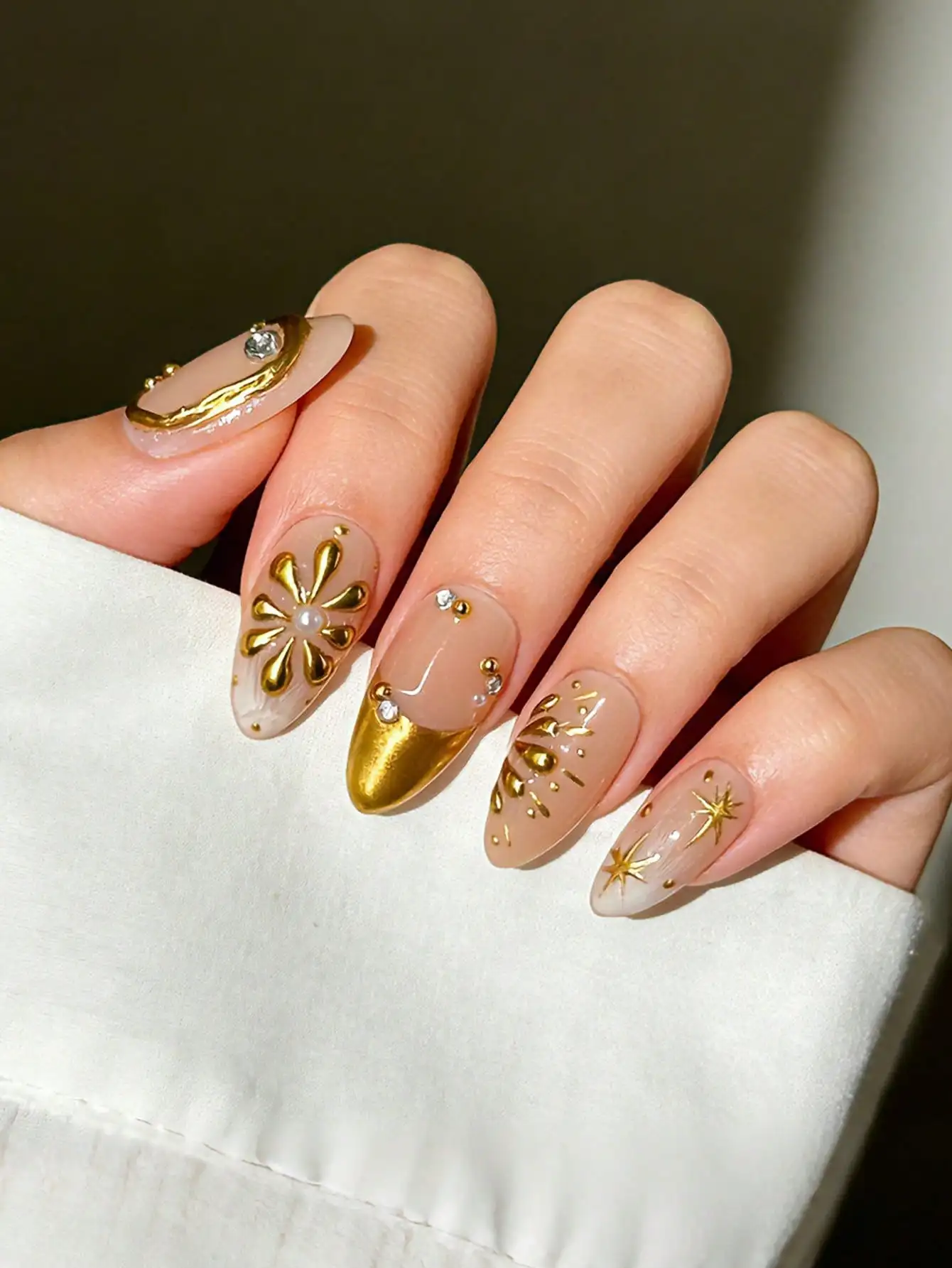 

10 золотистых наклеек для ногтей телесного цвета, наклейки для дизайна ногтей с золотой фольгой и блестками в виде звезд, голографические наклейки для ногтей в стиле Y2K для самостоятельного оформления.