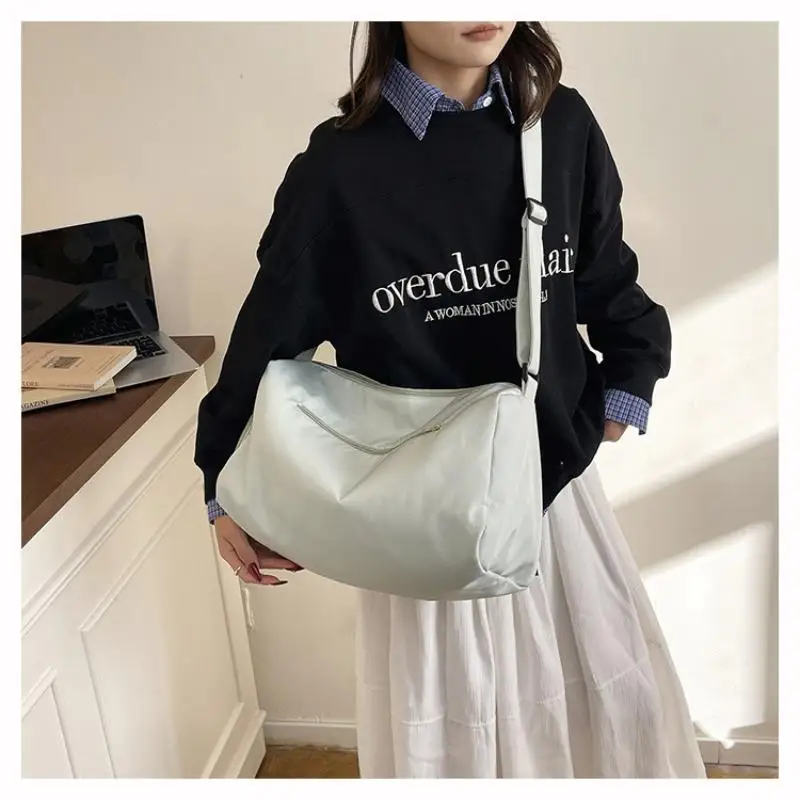 Beige Wasserabweisende Nylon-Reisetasche mit Verstellbarem Gurt Große Kapazität für Fitness Reisen Tägliche Pendlerfahrten – Detail 13