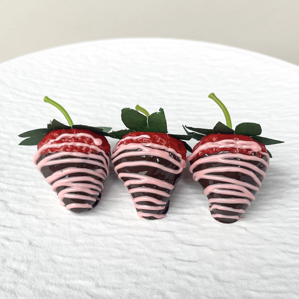 3-teiliges Set künstlicher Erdbeermodelle, verschiedene Stile künstlicher Fruchtmarmelade, künstliche Zucker-Nacle-Modelle, lustiges Spielzeug – Detail 6