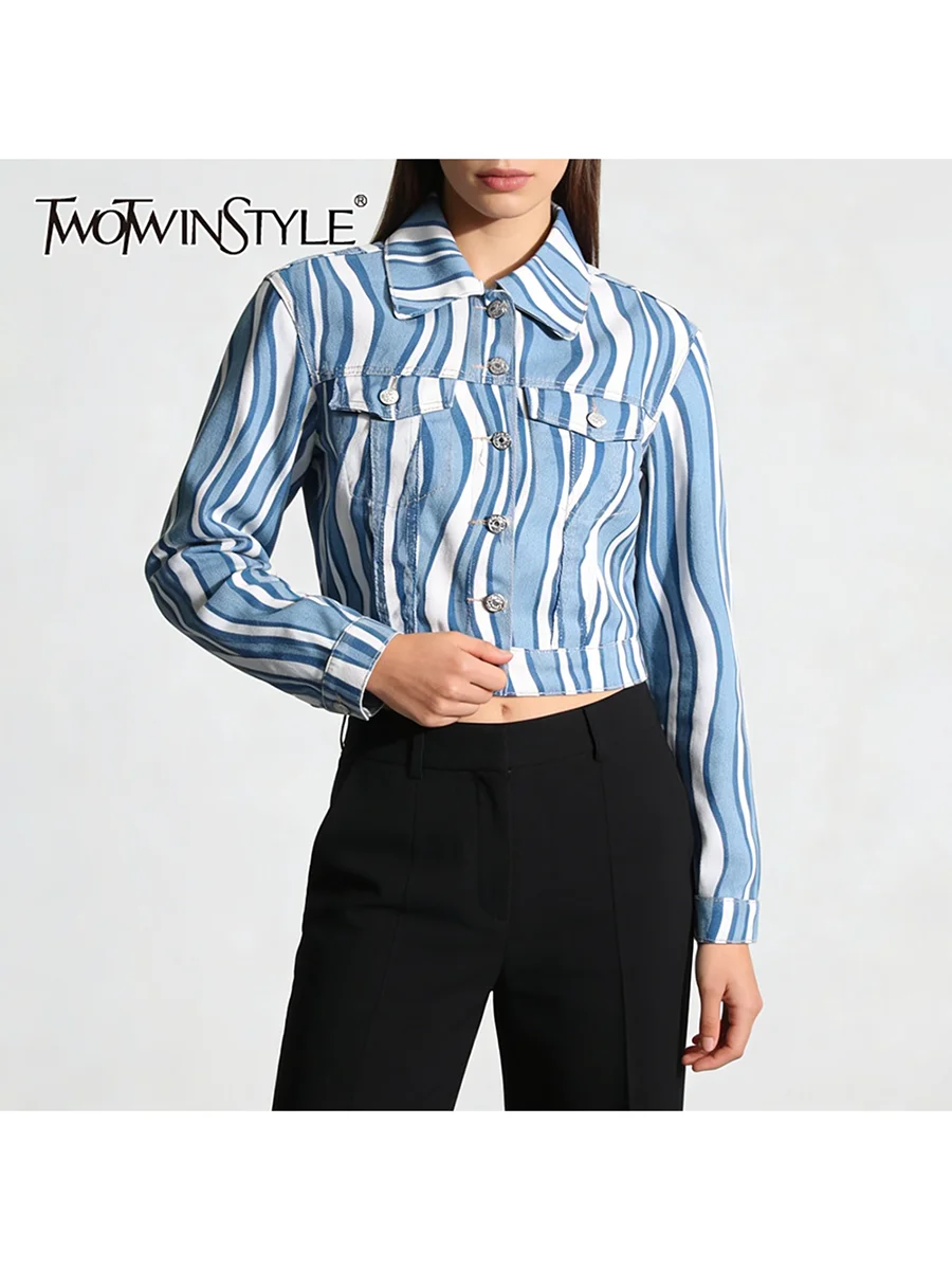 

Женское джинсовое пальто TWOTWINSTYLE с контрастными полосками, металлическими пуговицами, отложным воротником, длинными рукавами и накладными карманами. Новинка.