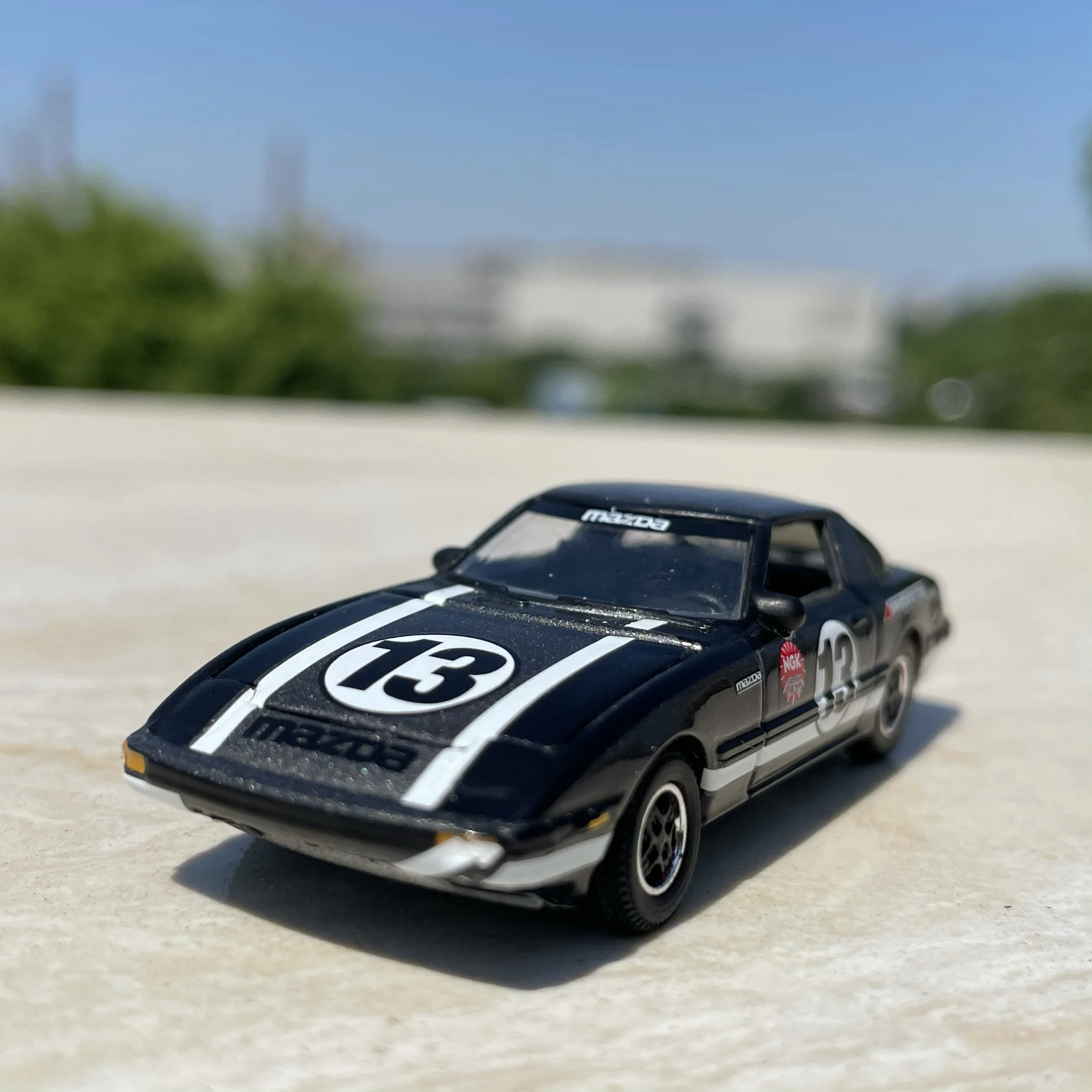 Odlewany model samochodu Mazda RX7 w skali 1:64, metalowy model kolekcjonerski, zabawka, prezent, pamiątka, ozdoba do ekspozycji.