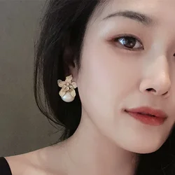 Retro Exaggeration Flower Imitation Pearl Stud Earrings for Women Charm Sparkling Zircon Ear Rings Wedding Jewelry Party Gift