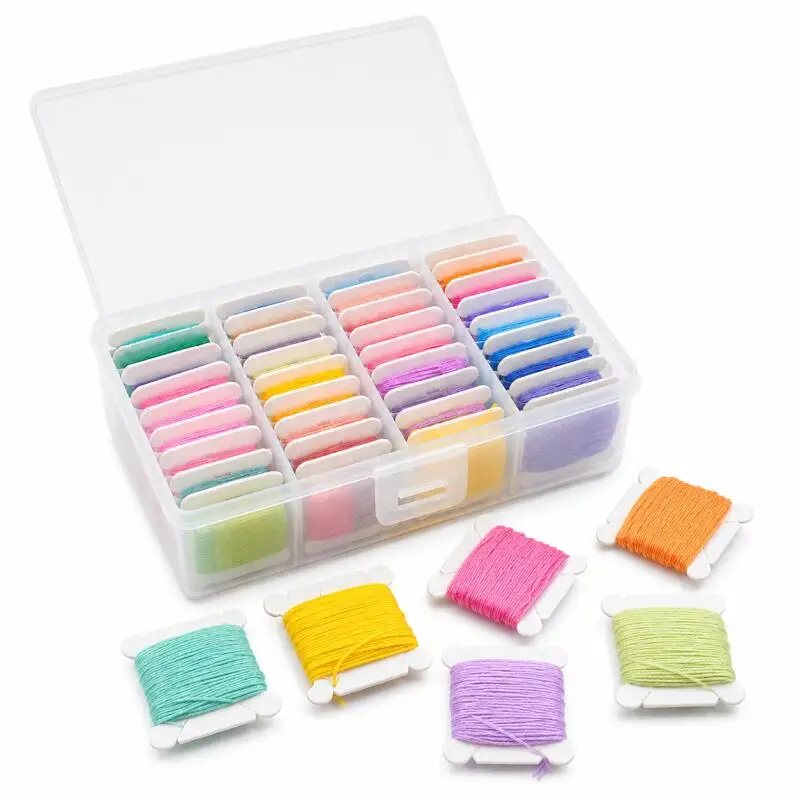 1 bis 10 Schachteln mit Stickgarn-Sets, darunter 36 Garnfarben und eine Aufbewahrungsbox für Kreuzstichwerkzeuge. – Detail 3