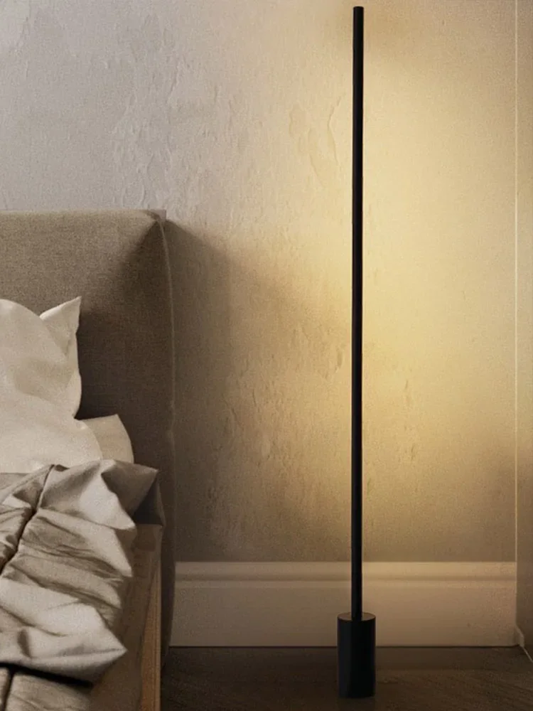 Lampe d'ambiance minimaliste au design italien, luminaire décoratif d'intérieur, idéal pour un salon, une chambre à coucher ou