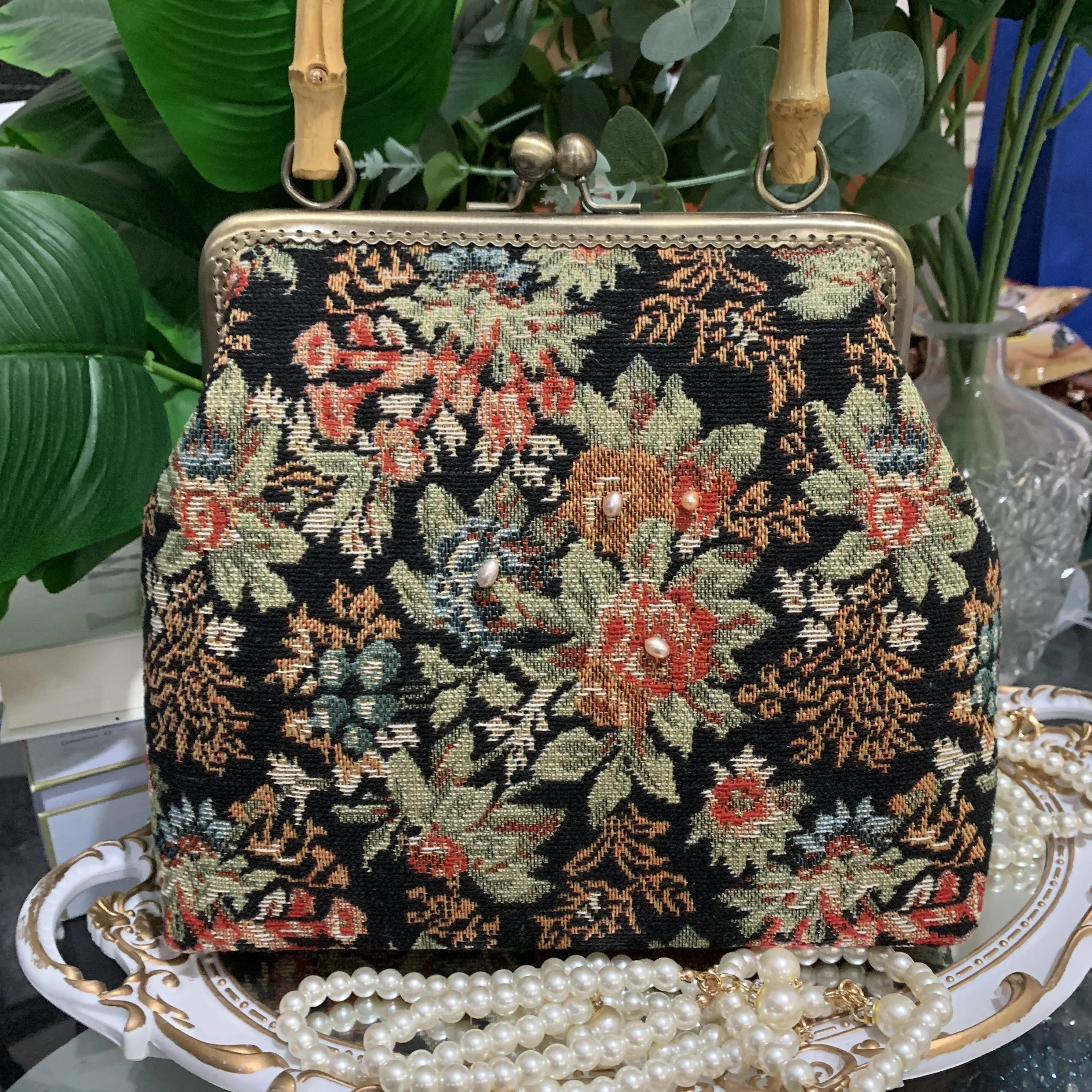 Lost in Vinatge Thread Fabric Pearl Embroidered Bag Bamboo Handle Petitpoint Clutch Antique Kiss Lock Bag Crossbody Metal  Frame