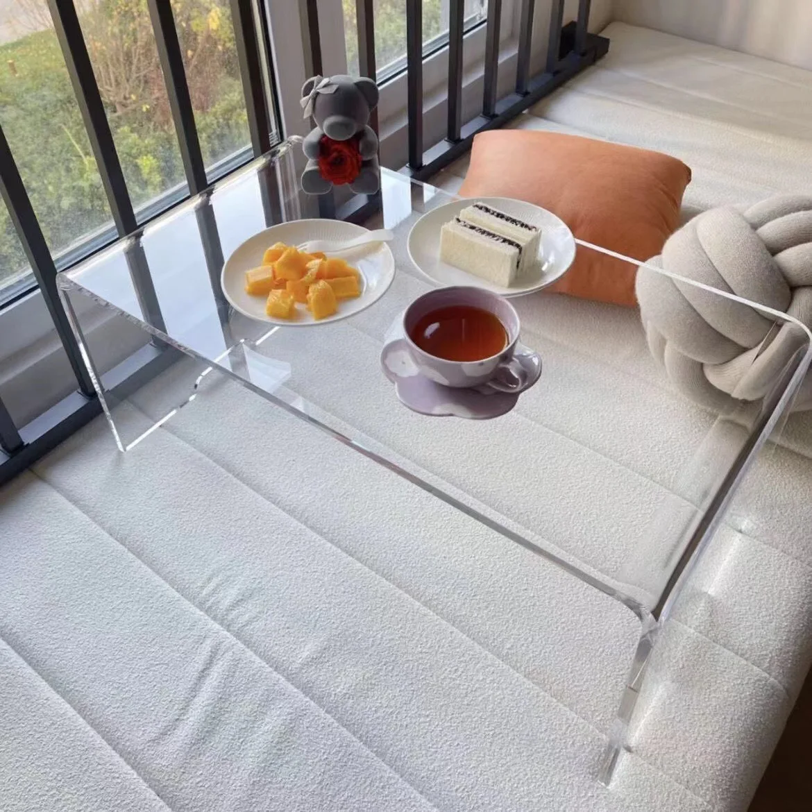 طاولة قهوة أكريليك شفافة وبسيطة على الإنترنت حافة منزلية للمشاهير قليلة زاوية غرفة نوم شمالية عدد قليل من خزانة جانبية للأريكة ونافذة كبيرة