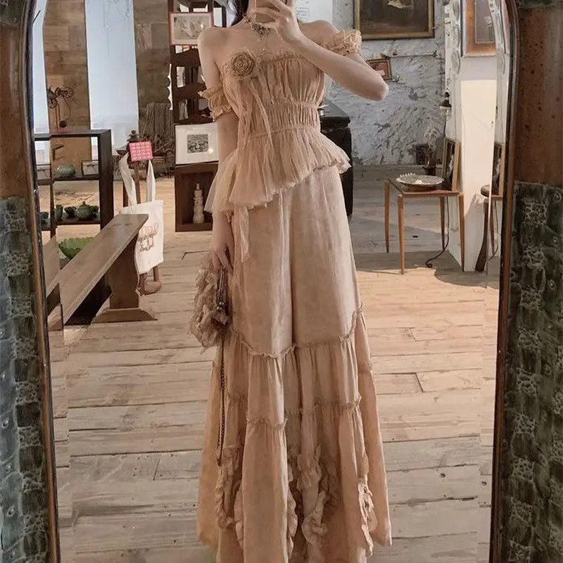 Completo due pezzi estivo da donna: top a fascia con spalle scoperte e fiori 3D, pantaloni a vita alta a gamba larga, stile chic e dolce