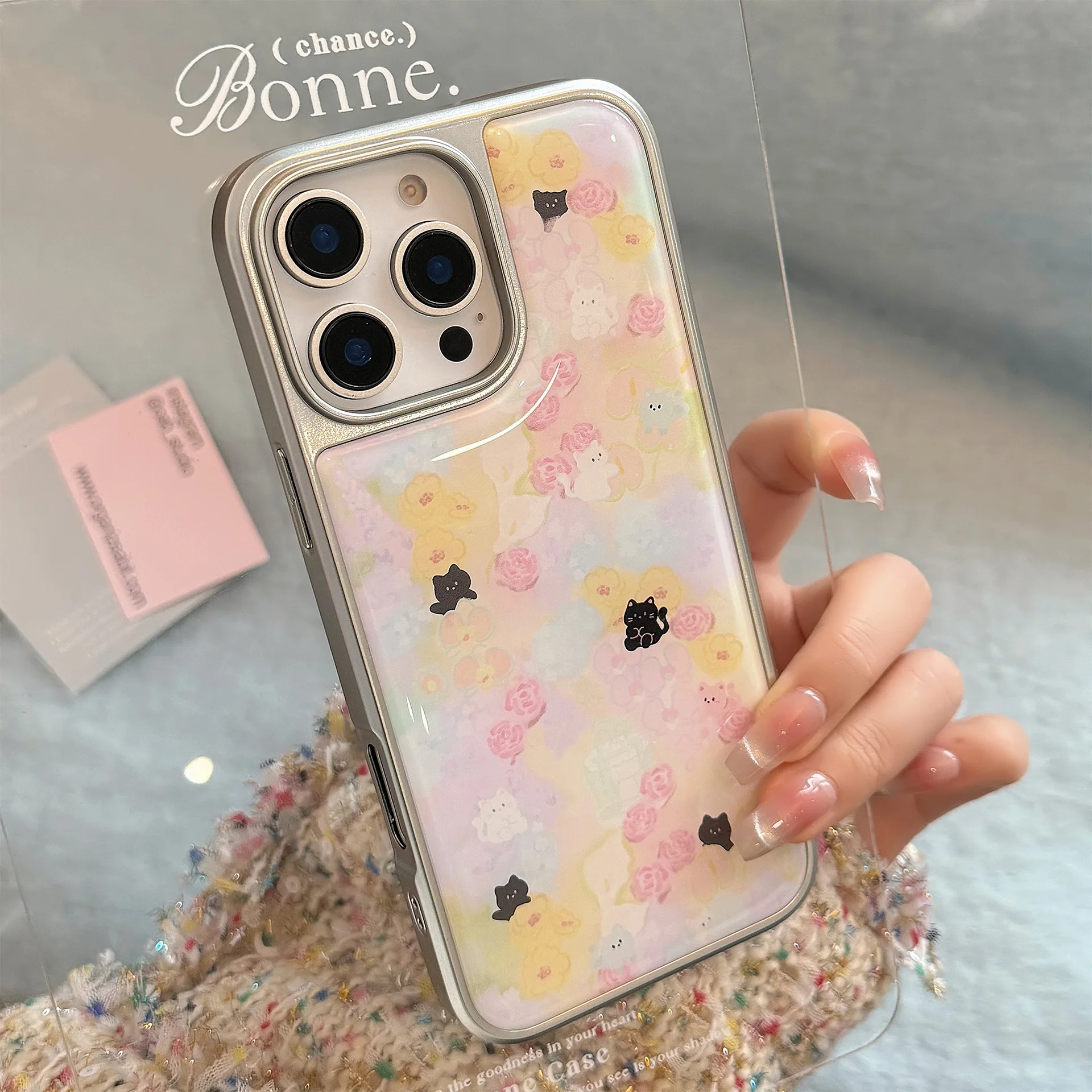 Funda de teléfono con borde plateado chapado en pegamento y flores de gatito de dibujos animados coreanos para iPhone 16 15 14 13 12 Pro Max cubierta a prueba de golpes