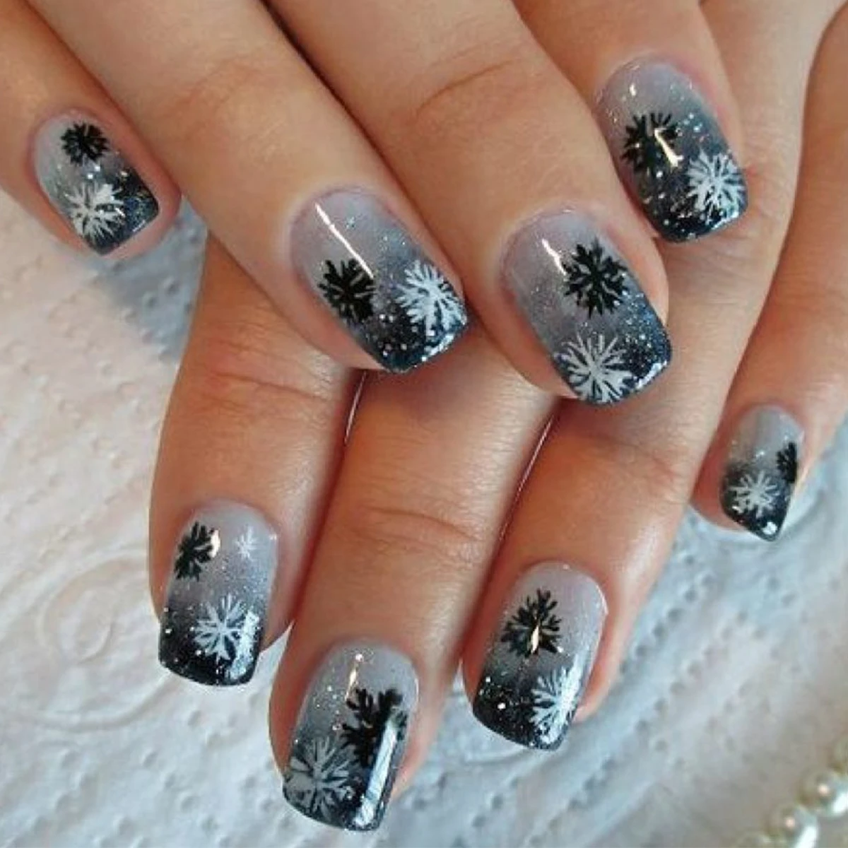 Rüsten Sie Ihr Nagel-Styling auf. 24-teilige kurze, quadratische, kurze, glänzende, glitzernde, rosa-graue, verschmierte Schneeflocken für Herbst- und Winterkleidung